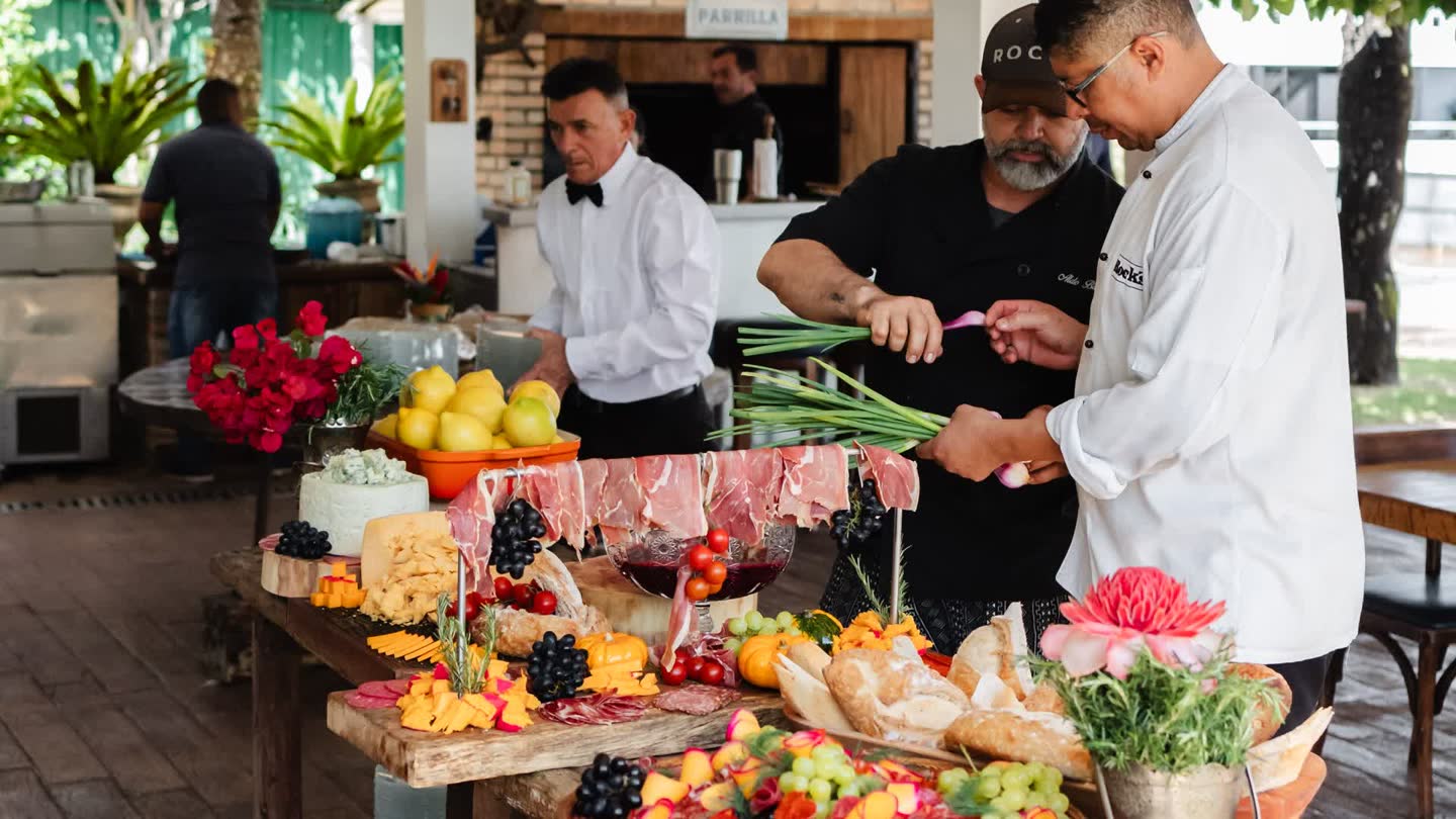 Mesa de evento com buffet e bar da Rock's Nômade